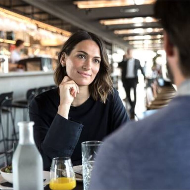 woman-talking-at-breakfast-1000-1000
